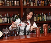天藍雞尾酒調制學員實操【調酒師培訓】